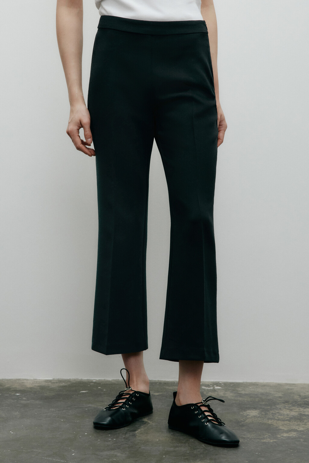 Брюки клеш укороченные - цвет черный - 2