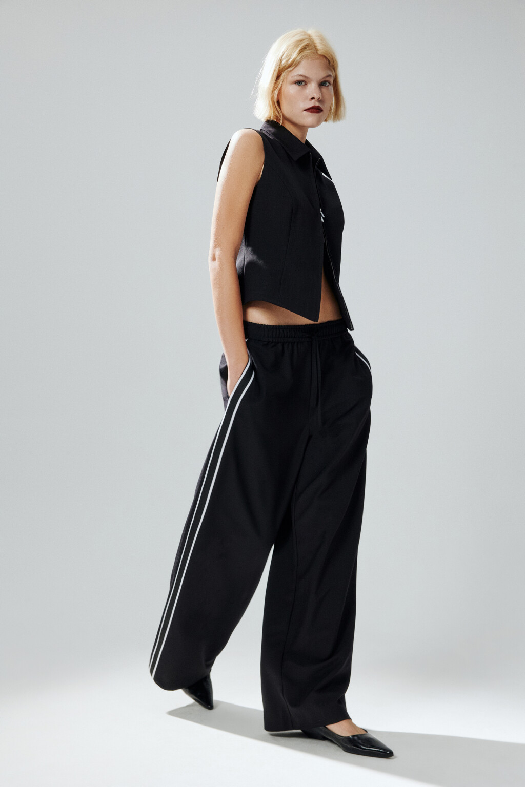 Брюки широкие с лампасами - цвет черный - 2