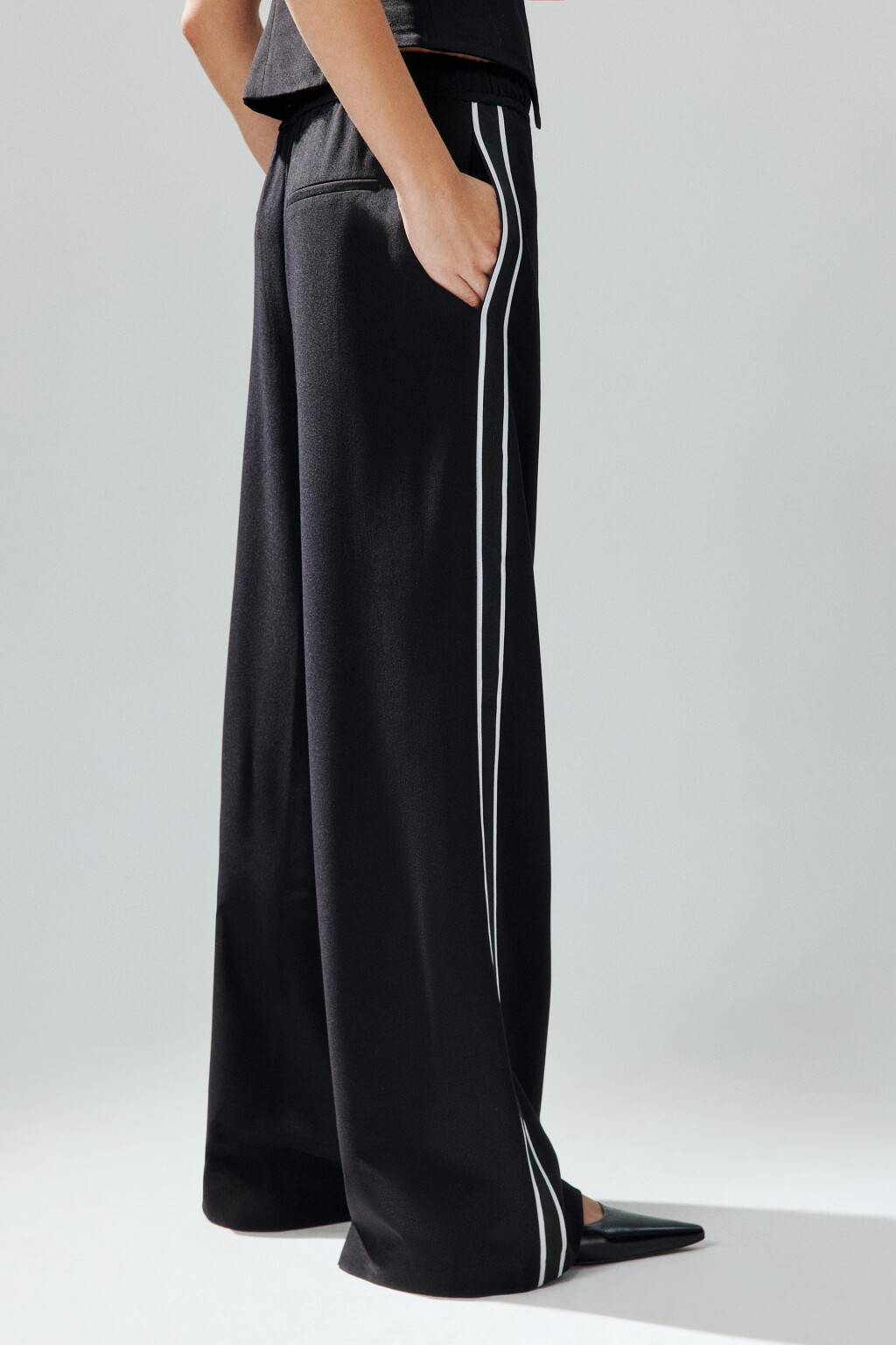 Брюки широкие с лампасами - цвет черный - 4