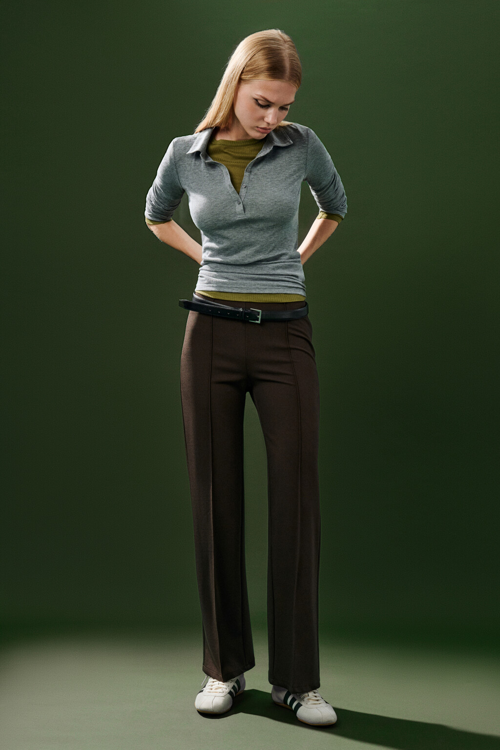 Брюки костюмные со стрелками - цвет коричневый - 2