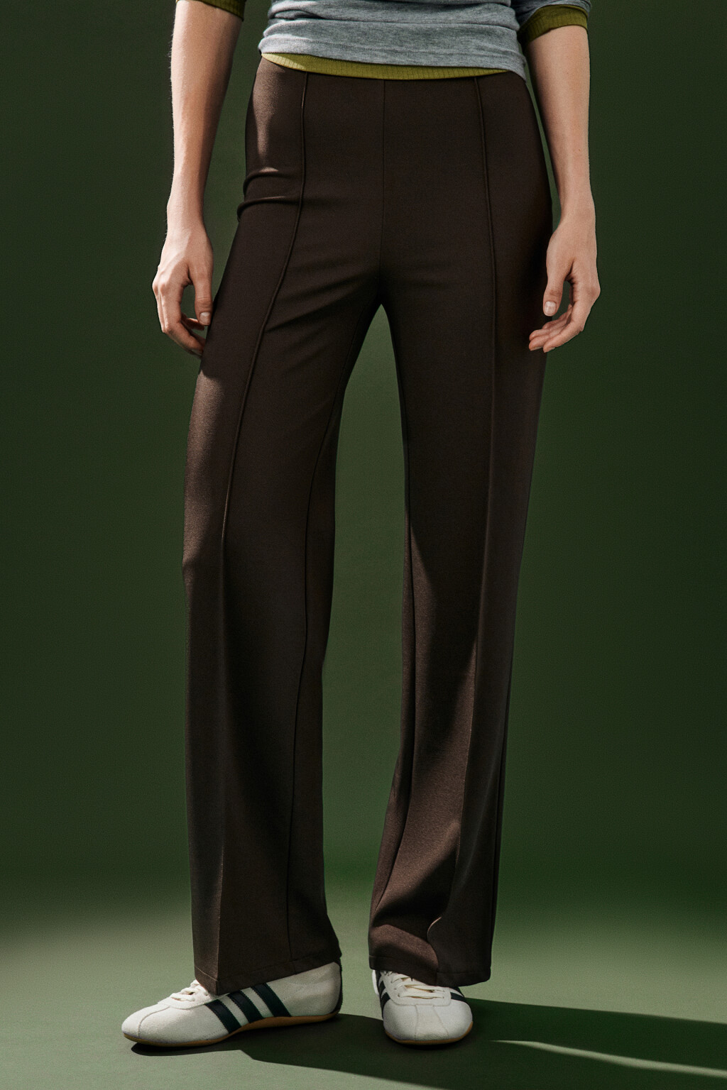 Брюки костюмные со стрелками - цвет коричневый - 3