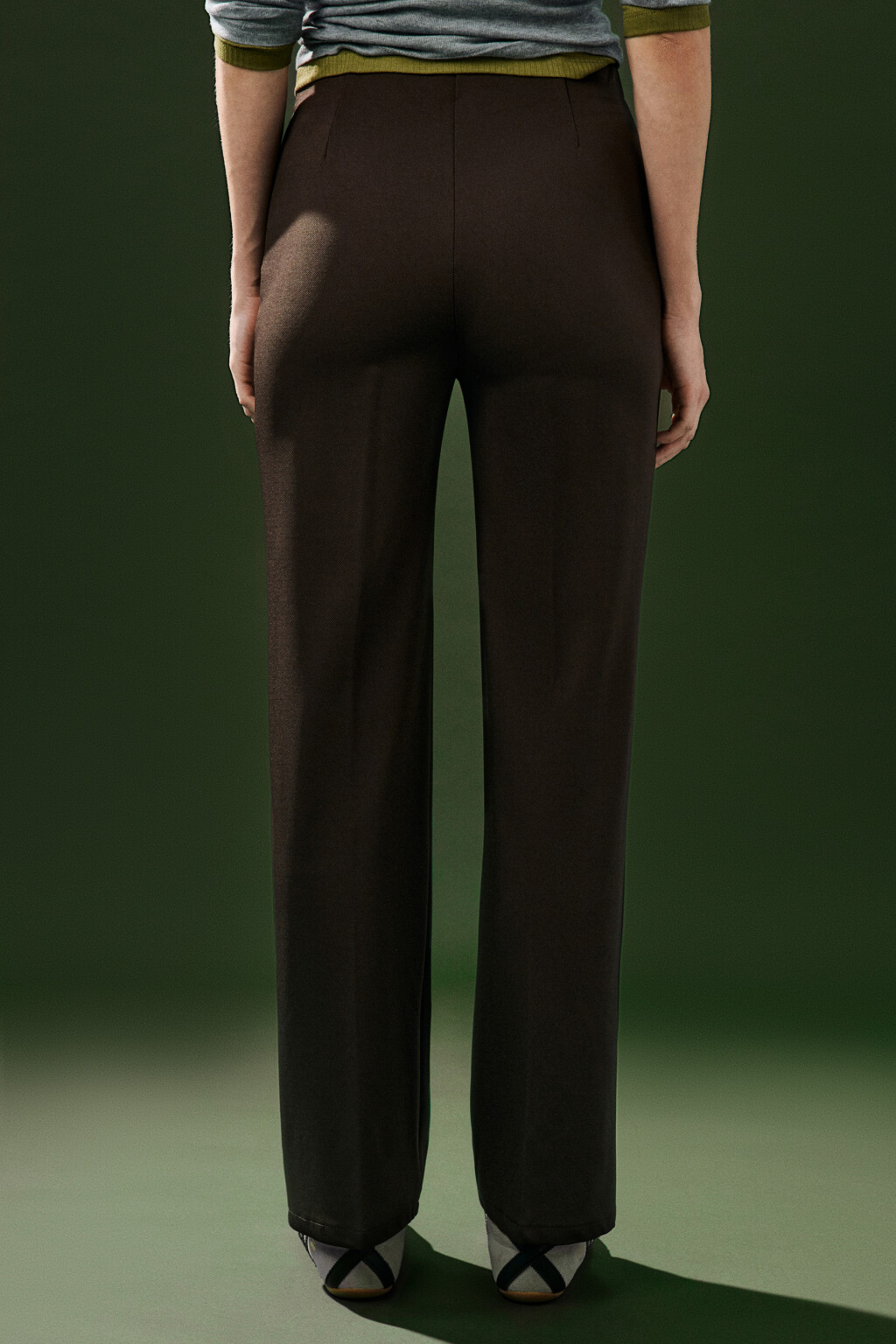 Брюки костюмные со стрелками - цвет коричневый - 4