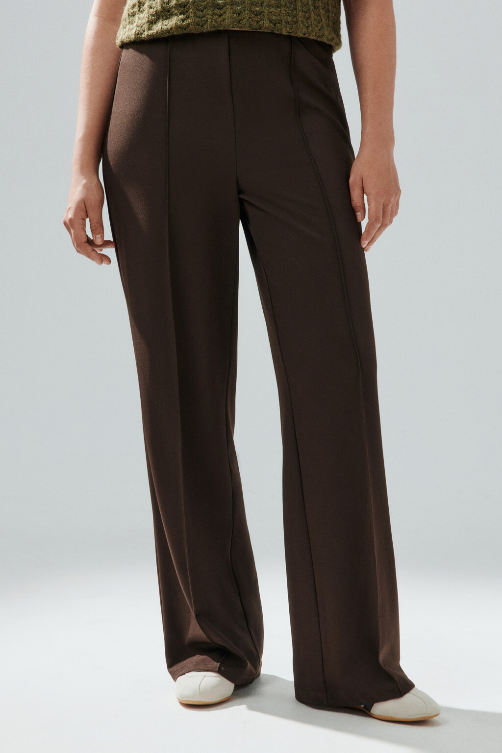 Брюки костюмные со стрелками - цвет коричневый - 2