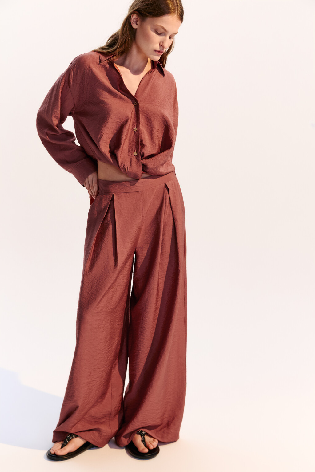 Брюки широкие из вискозной ткани - цвет красный - 1