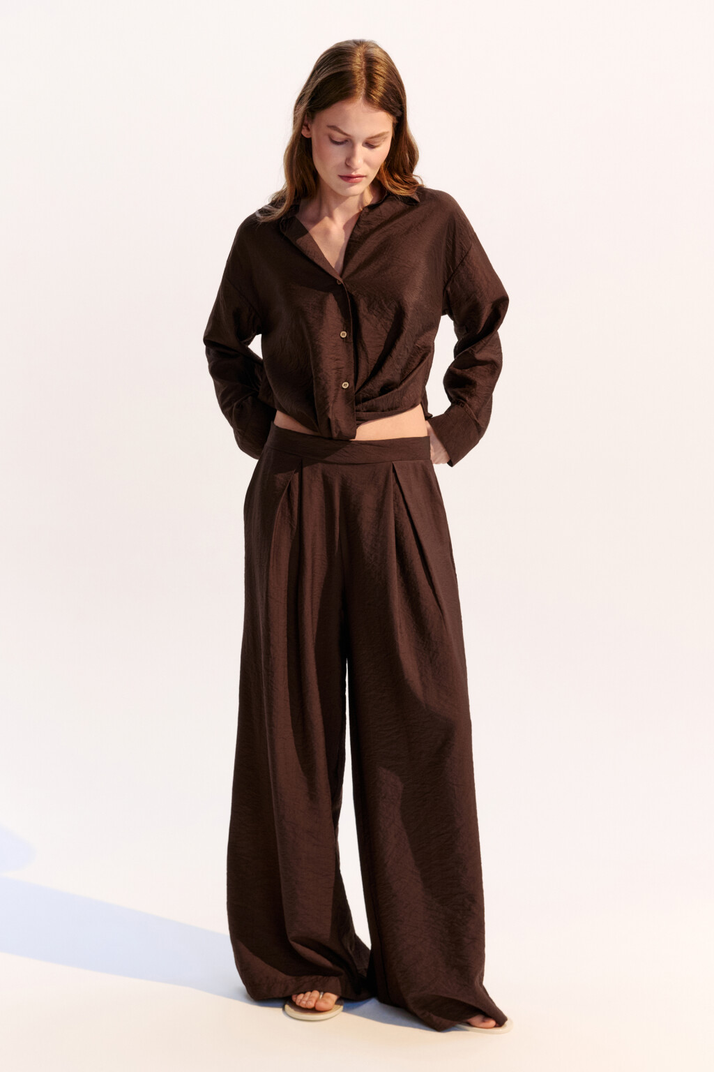 Брюки широкие из вискозной ткани - цвет коричневый - 4