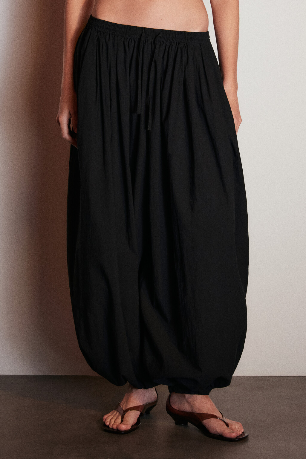 Брюки-аладдины из хлопка - цвет черный - 3