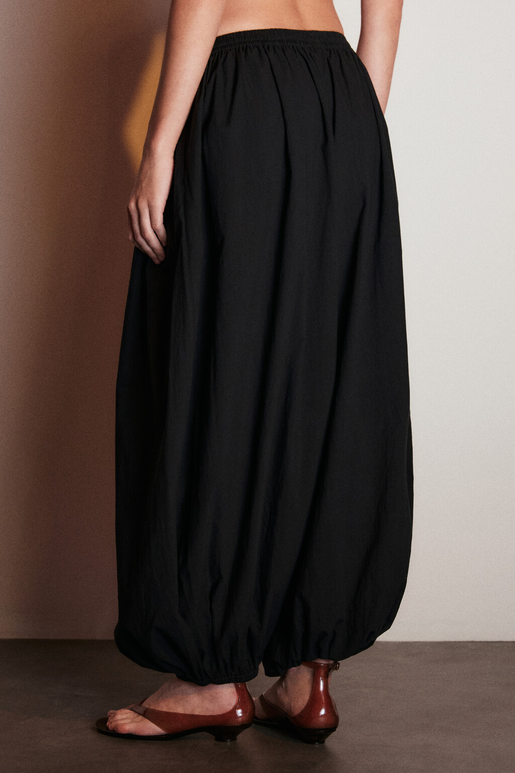 Брюки-аладдины из хлопка - цвет черный - 4