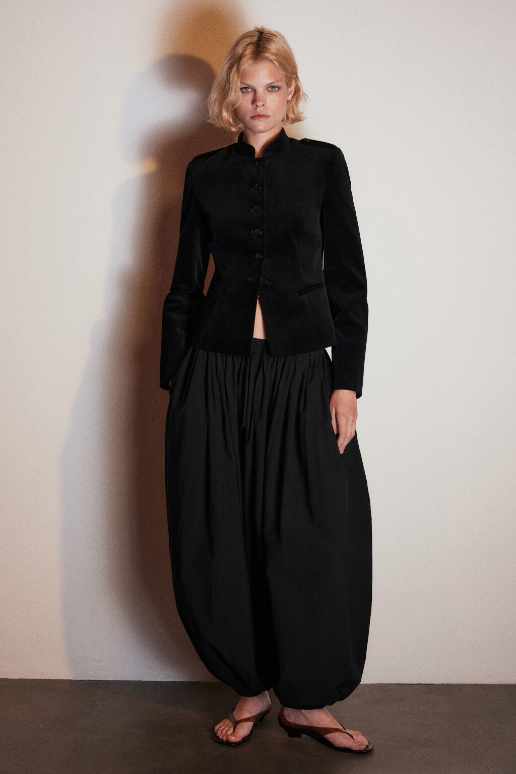 Брюки-аладдины из хлопка - цвет черный - 5