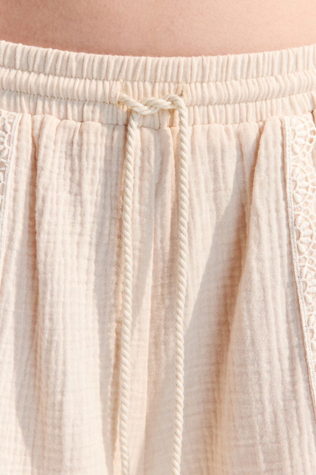 Шорты из муслина с кружевом - цвет бежевый - 5