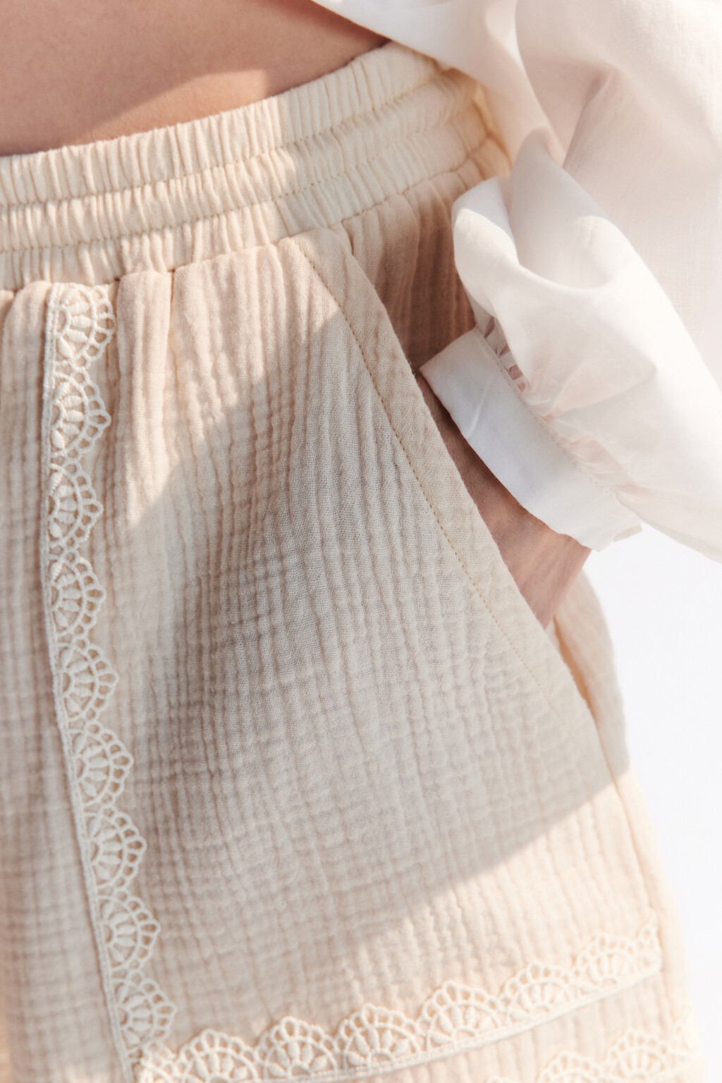 Шорты из муслина с кружевом - цвет бежевый - 6