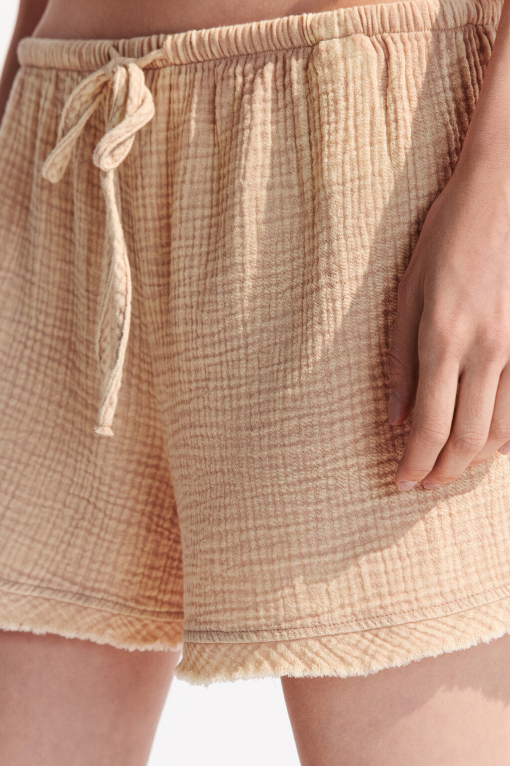 Шорты из муслина с открытыми срезами - цвет бежевый - 6