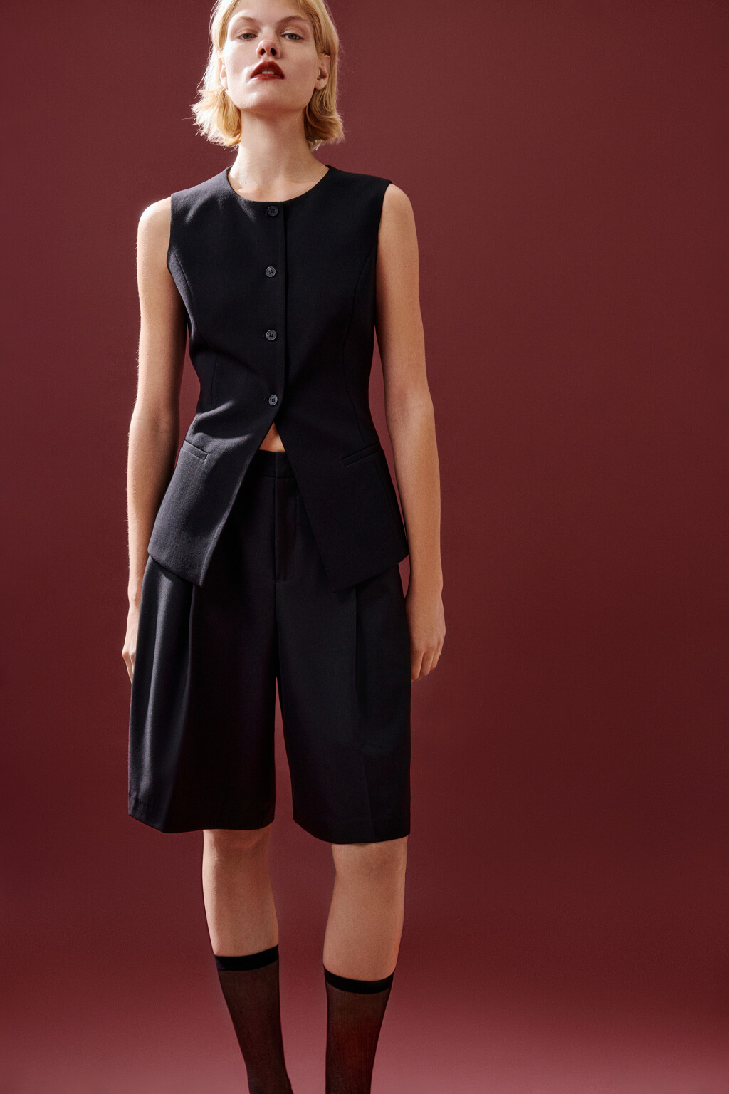 Шорты-бермуды костюмные со складками - цвет черный - 1