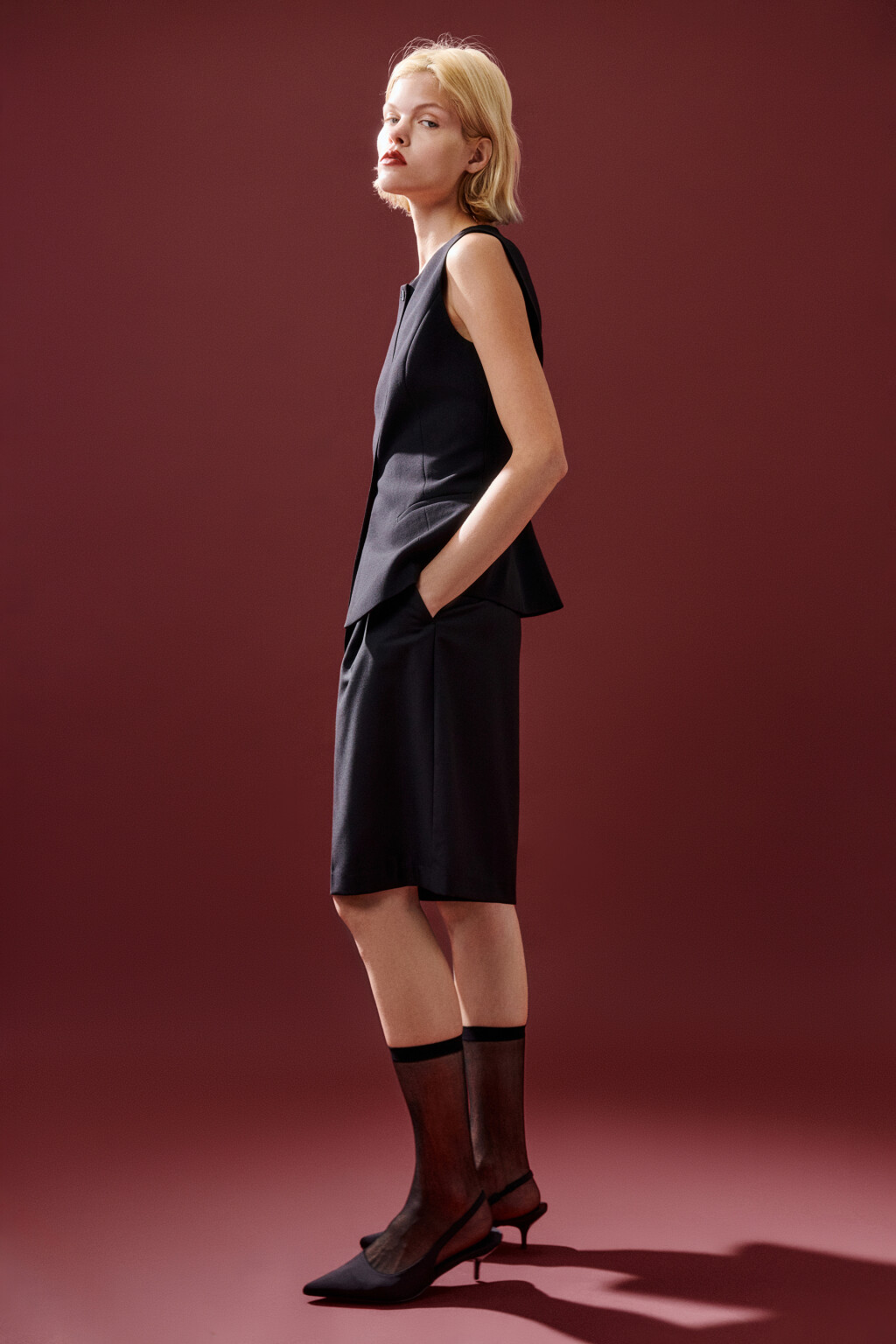 Шорты-бермуды костюмные со складками - цвет черный - 2