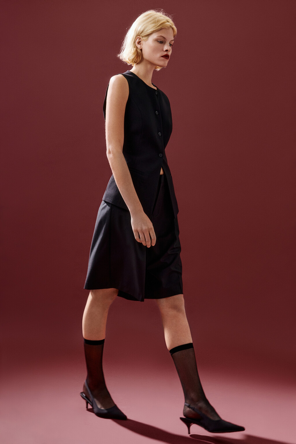 Шорты-бермуды костюмные со складками - цвет черный - 3