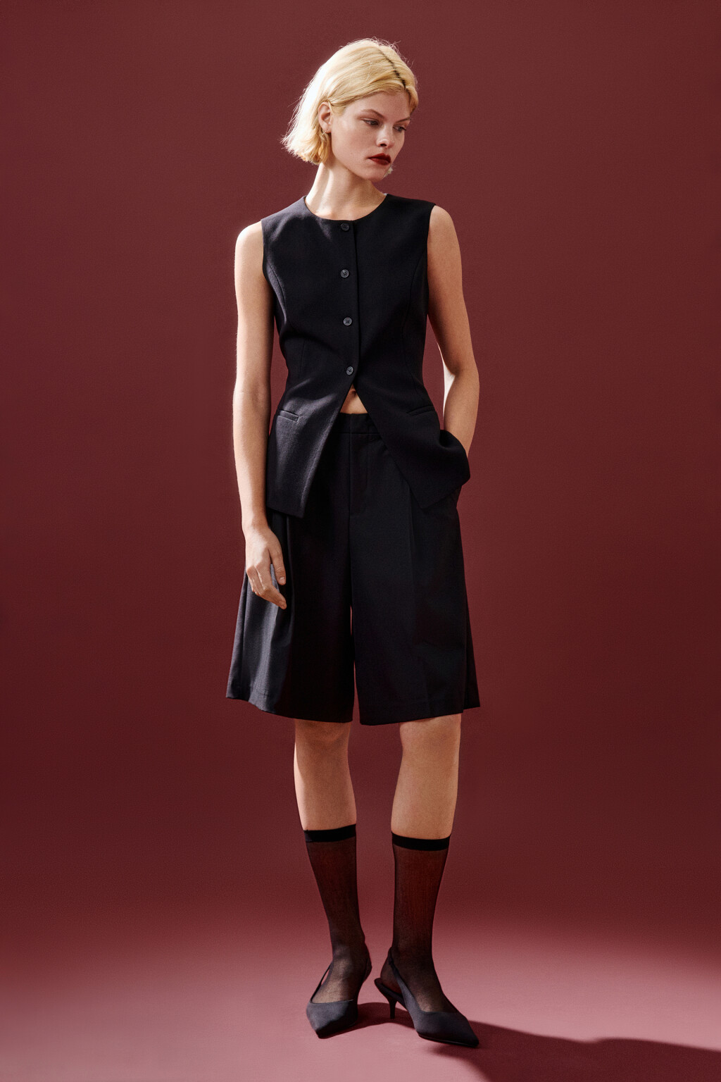 Шорты-бермуды костюмные со складками - цвет черный - 6