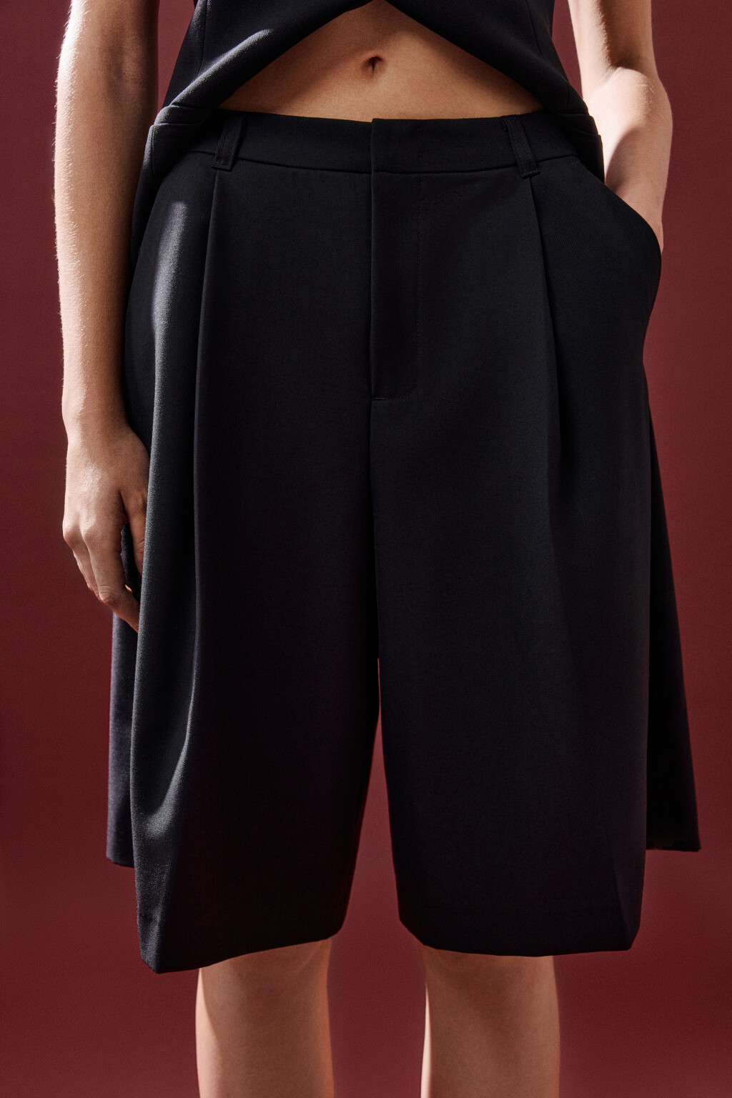 Шорты-бермуды костюмные со складками - цвет черный - 7