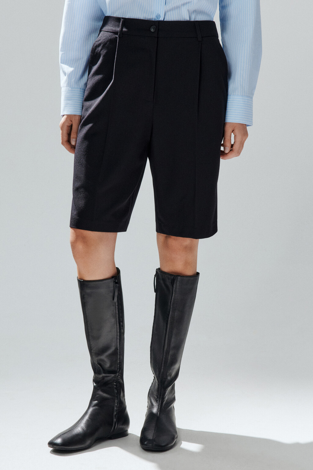 Шорты-бермуды костюмные со складками - цвет черный - 3