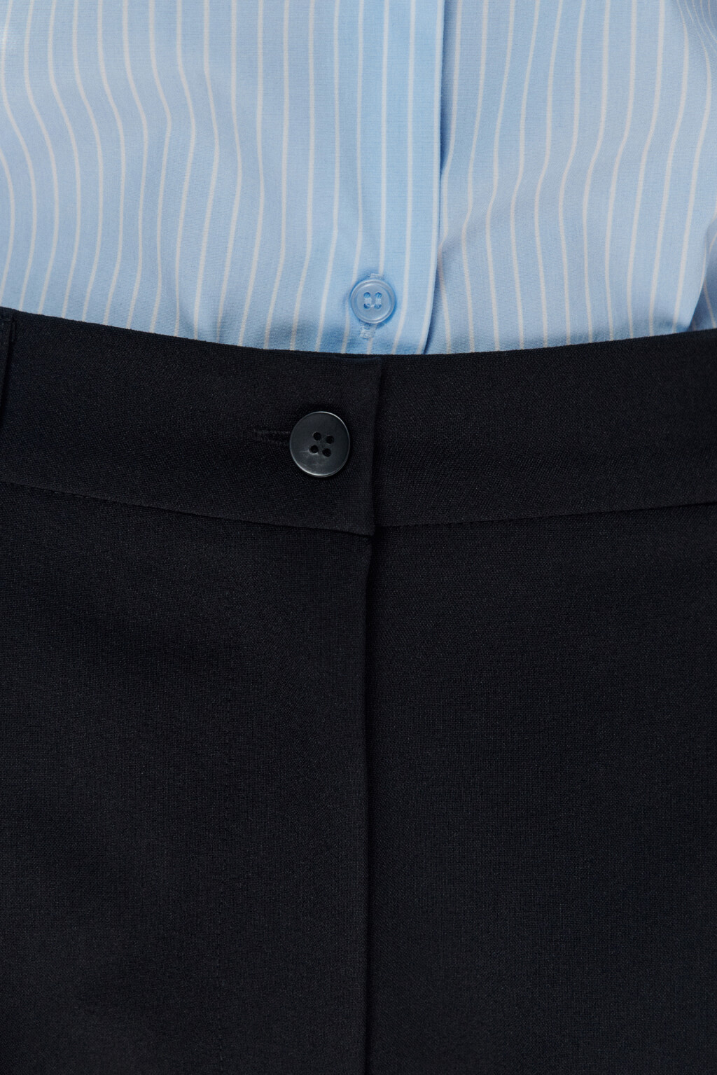 Шорты-бермуды костюмные со складками - цвет черный - 6