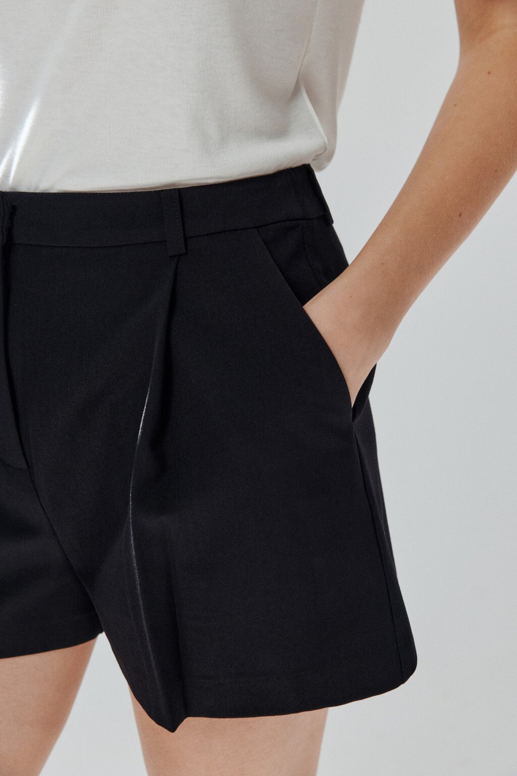 Шорты костюмные со складками - цвет черный - 7