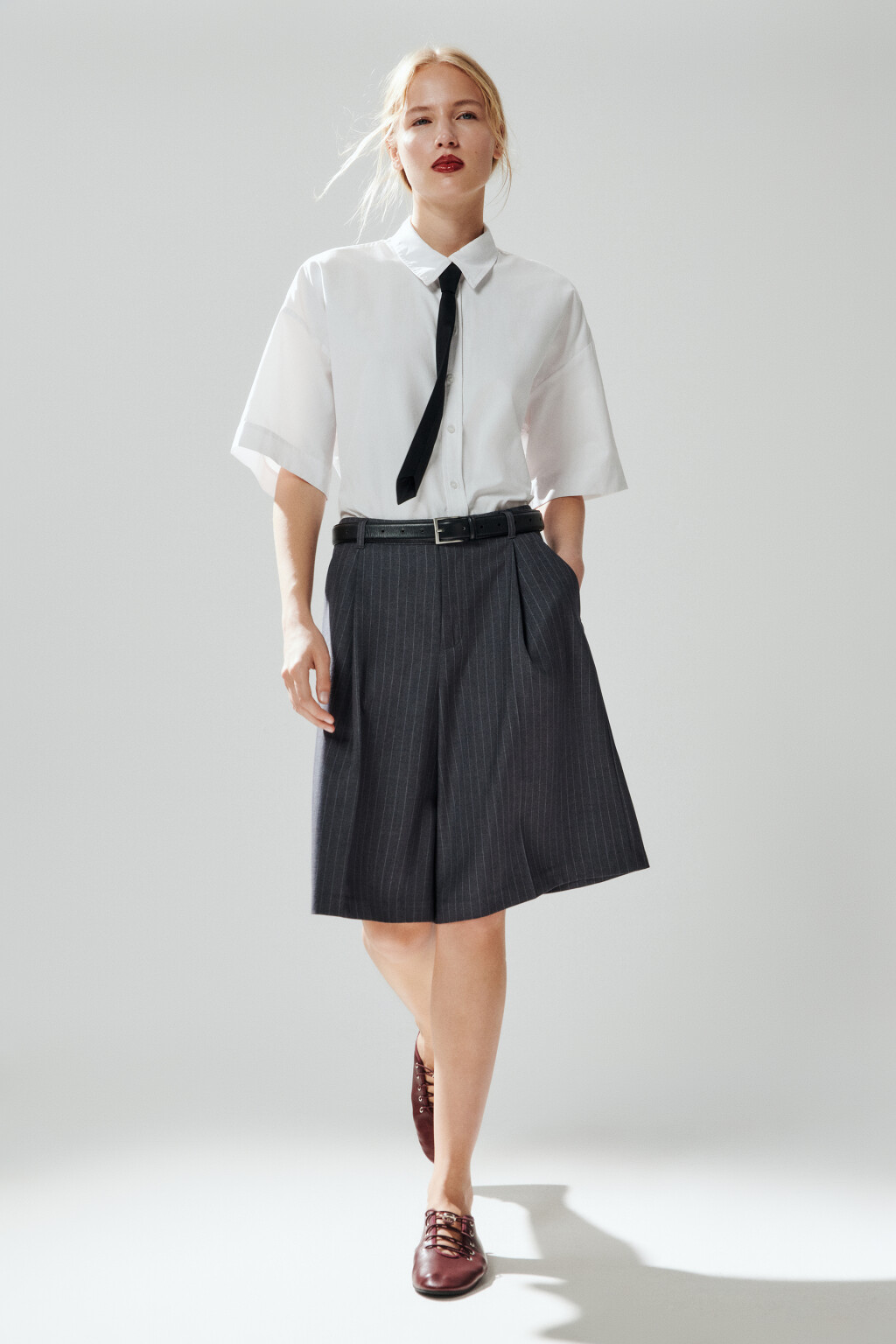 Шорты-бермуды костюмные в полоску - цвет серый - 1