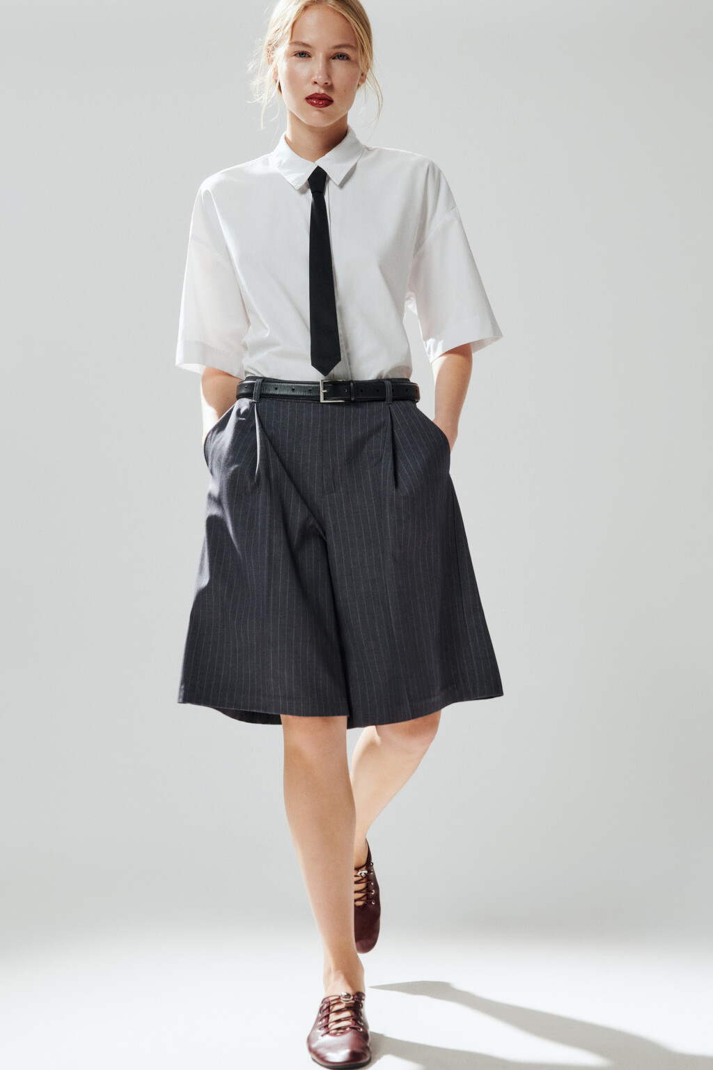 Шорты-бермуды костюмные в полоску - цвет серый - 2