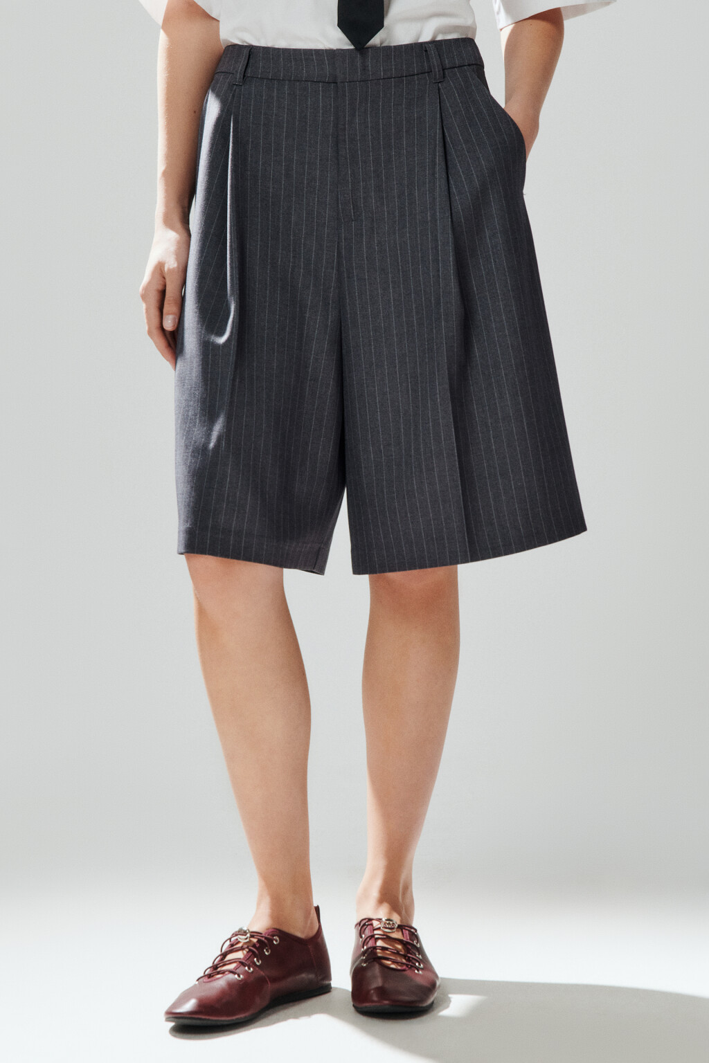 Шорты-бермуды костюмные в полоску - цвет серый - 3