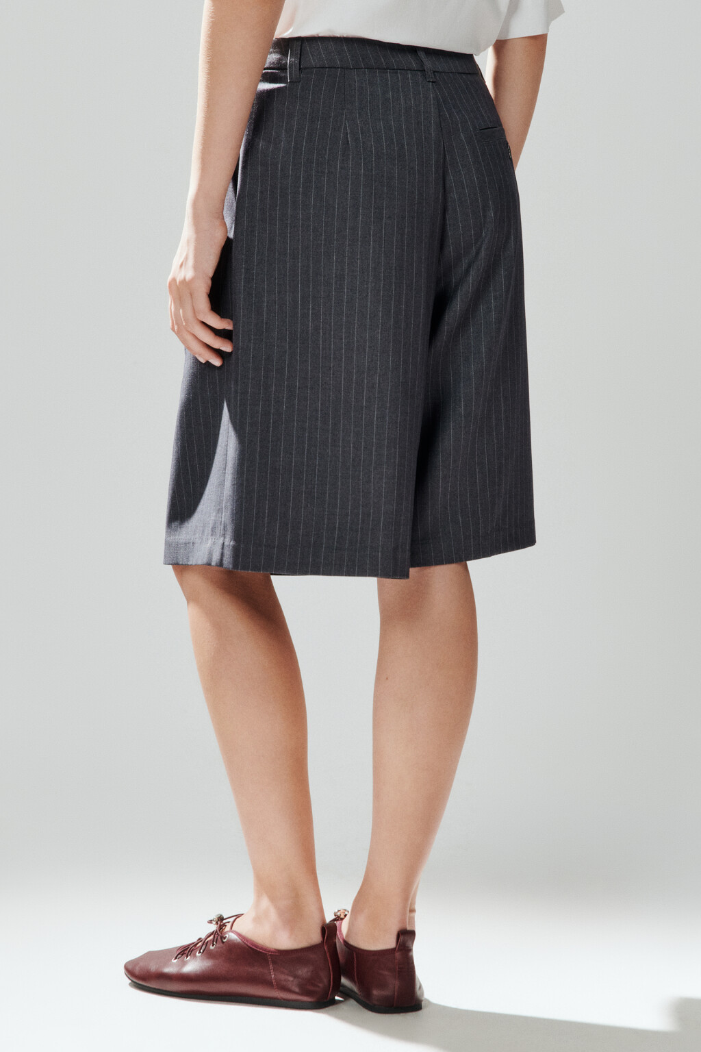 Шорты-бермуды костюмные в полоску - цвет серый - 4