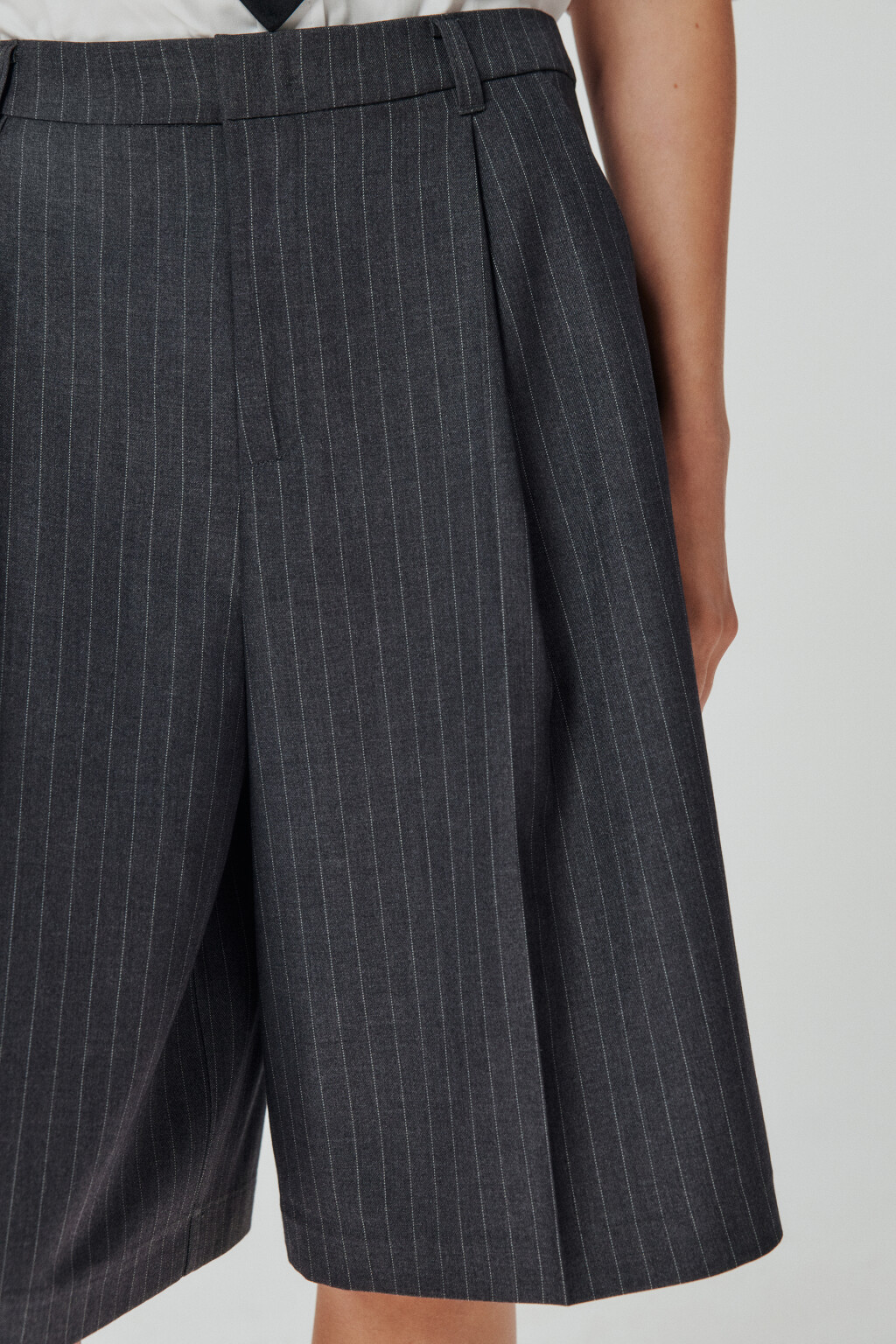 Шорты-бермуды костюмные в полоску - цвет серый - 6