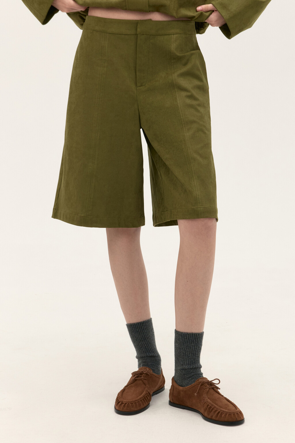 Шорты-бермуды с замшевой фактурой - цвет зеленый - 2