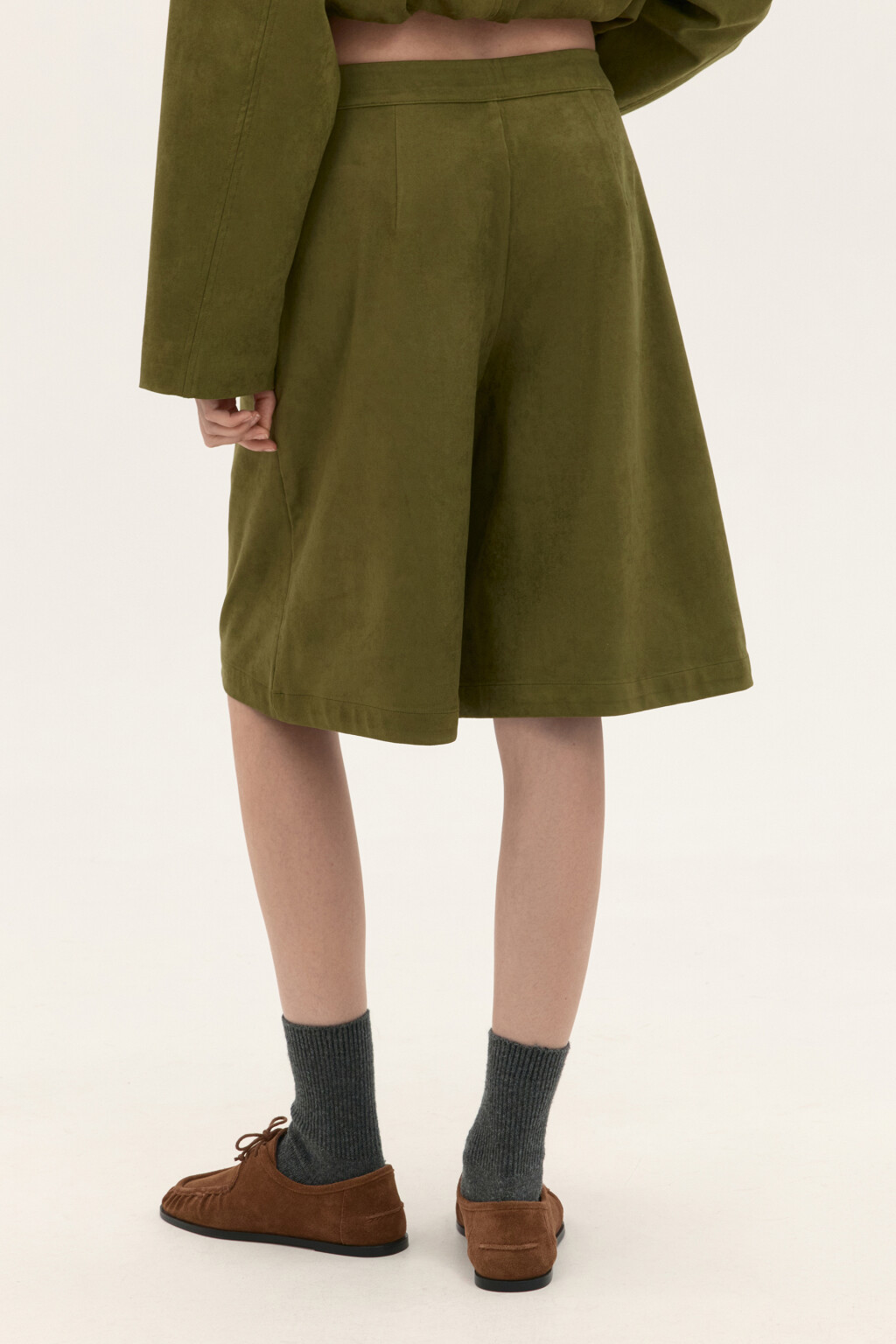 Шорты-бермуды с замшевой фактурой - цвет зеленый - 3
