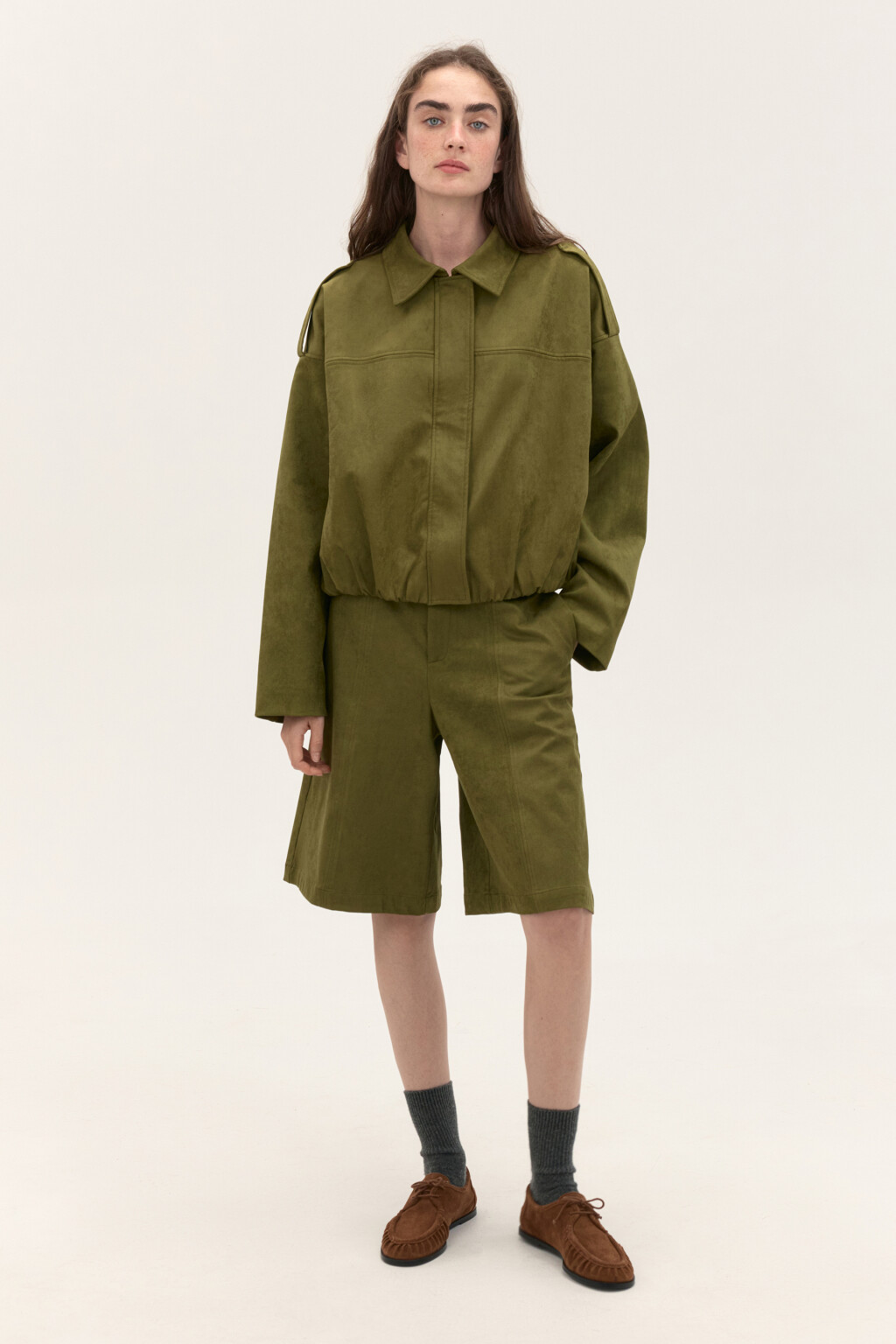 Шорты-бермуды с замшевой фактурой - цвет зеленый - 5