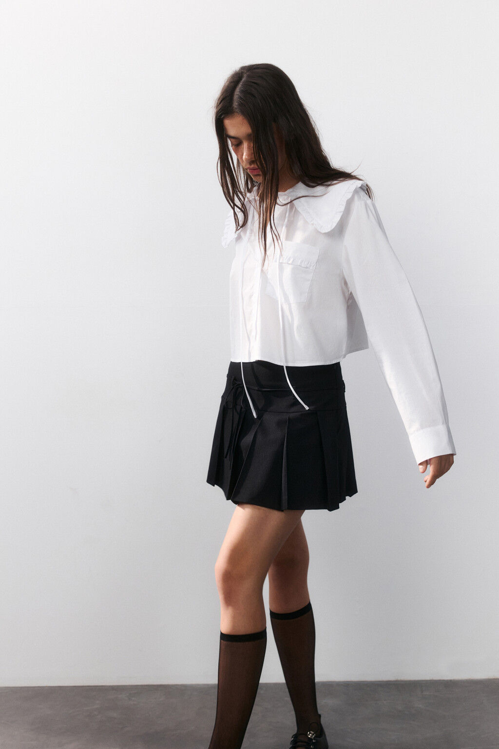 Юбка-шорты в складку с пояском - цвет черный - 2