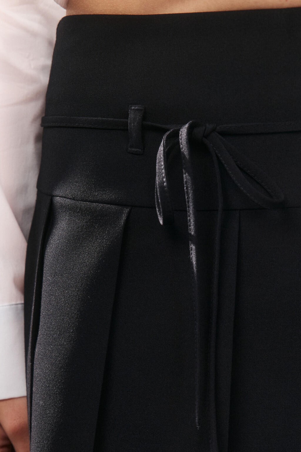 Юбка-шорты в складку с пояском - цвет черный - 6