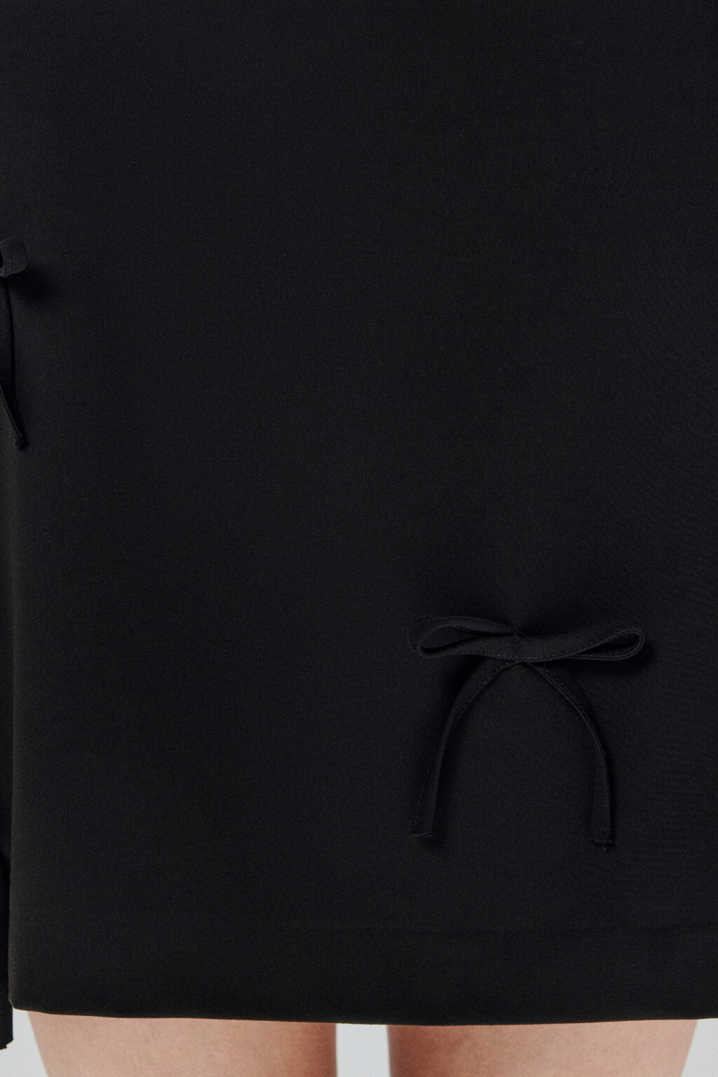 Юбка мини костюмная с бантиками - цвет черный - 5