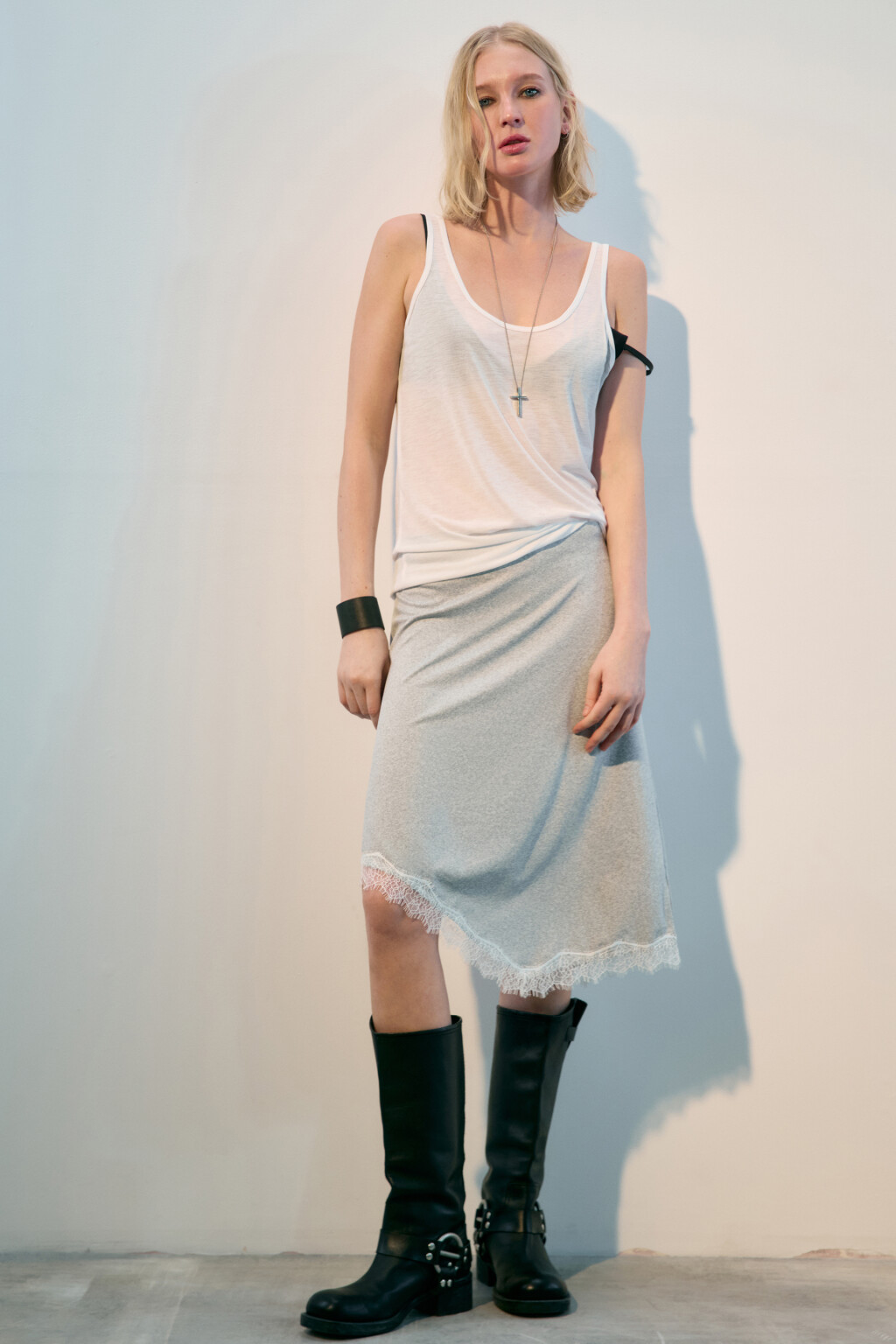 Юбка трикотажная асимметричная с кружевом - цвет серый - 1