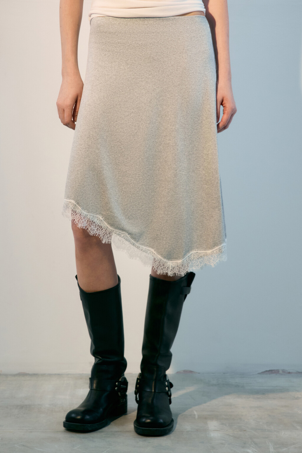 Юбка трикотажная асимметричная с кружевом - цвет серый - 2
