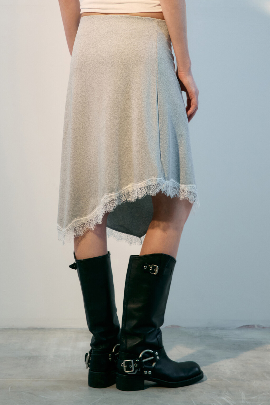 Юбка трикотажная асимметричная с кружевом - цвет серый - 3
