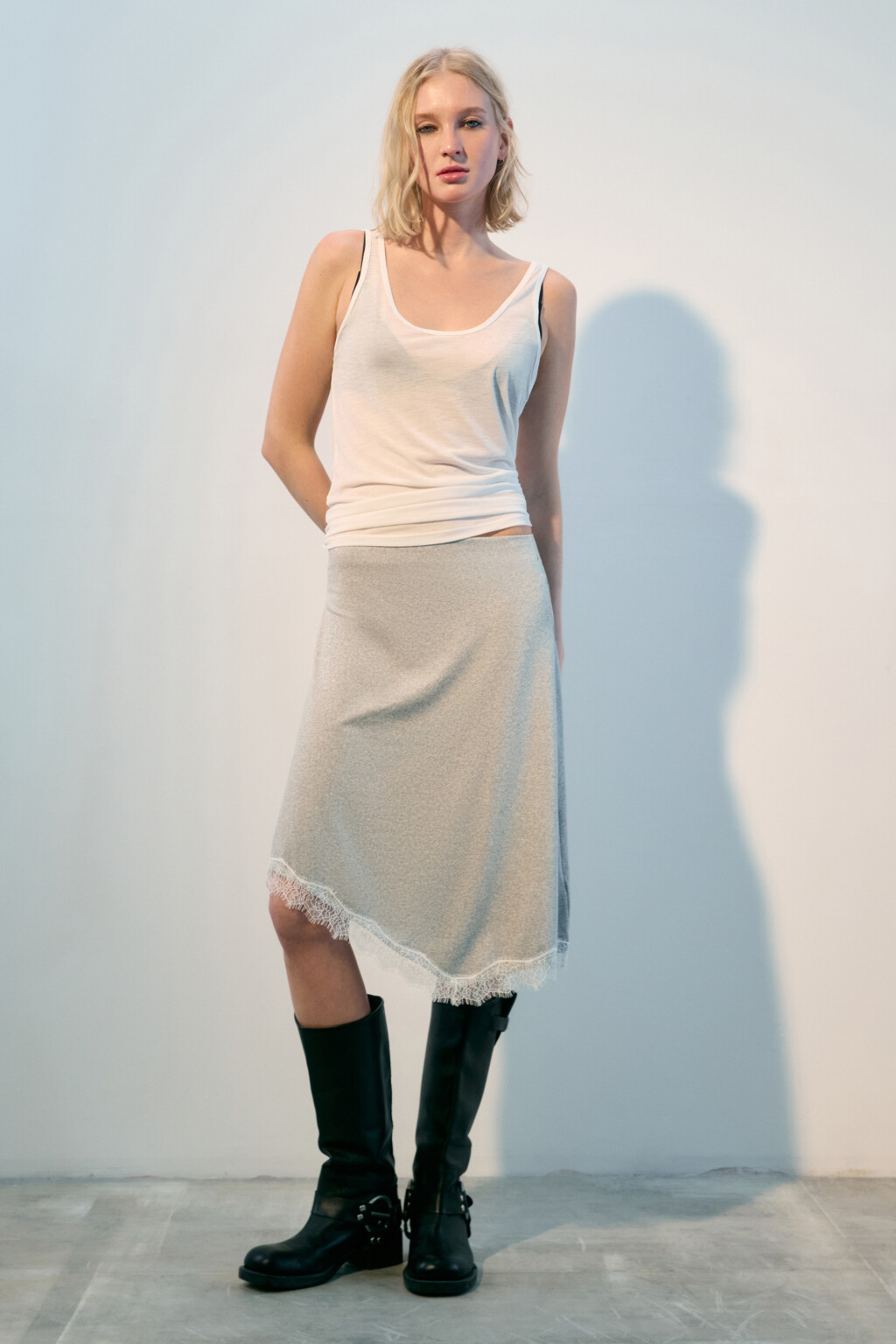 Юбка трикотажная асимметричная с кружевом - цвет серый - 4