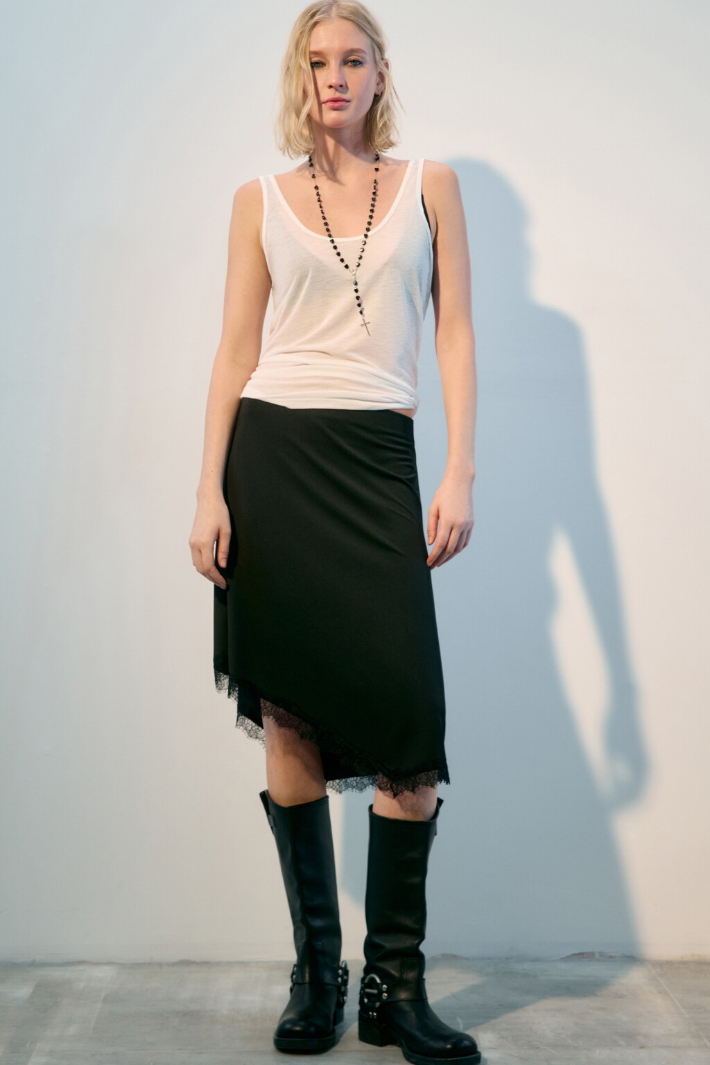 Юбка трикотажная асимметричная с кружевом - цвет черный - 1