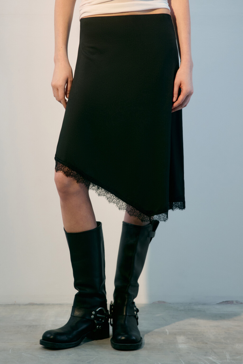 Юбка трикотажная асимметричная с кружевом - цвет черный - 2