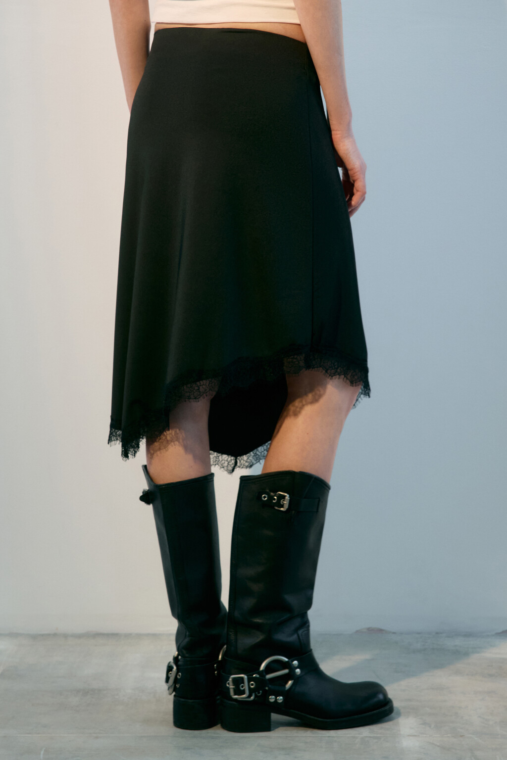 Юбка трикотажная асимметричная с кружевом - цвет черный - 3