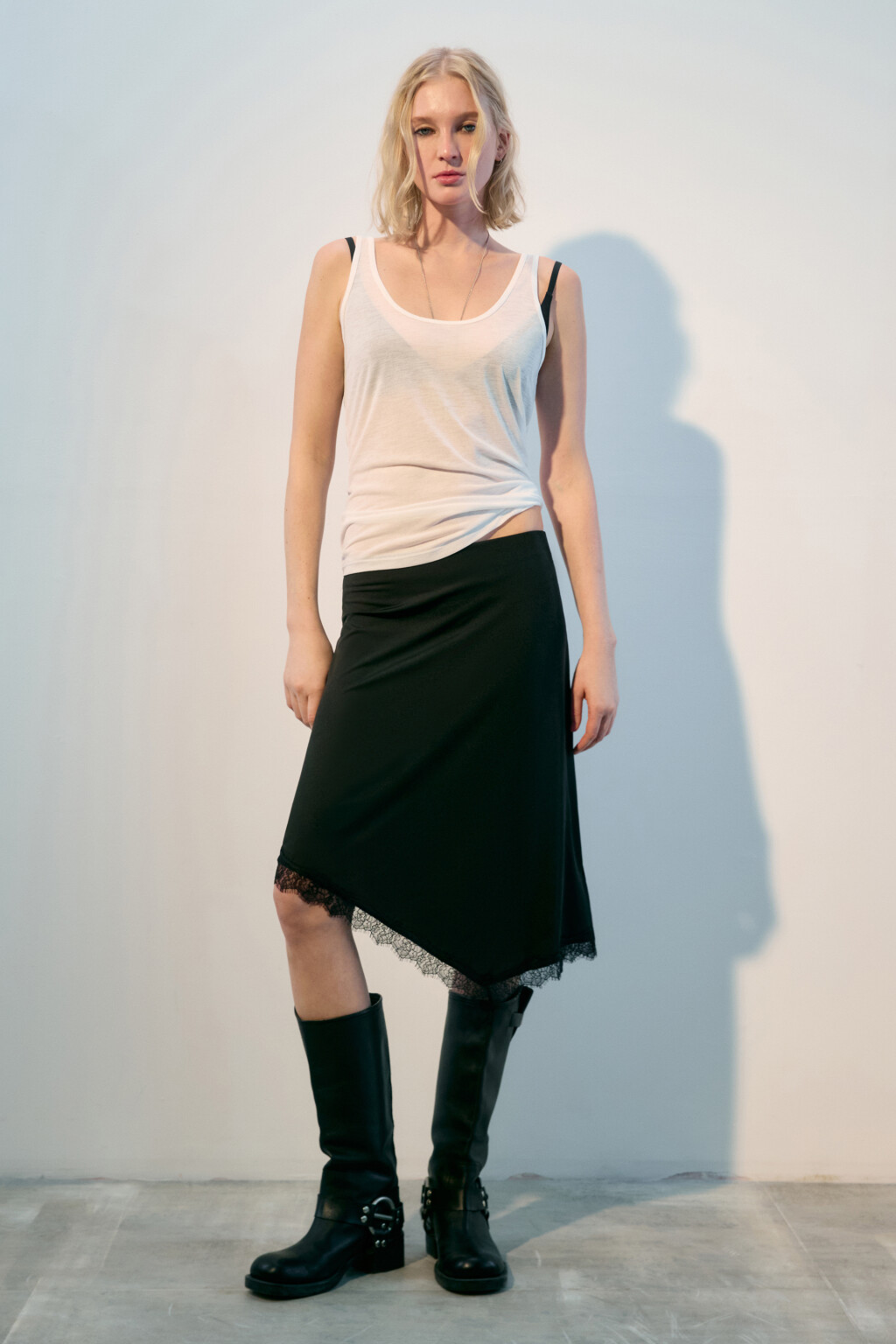 Юбка трикотажная асимметричная с кружевом - цвет черный - 4