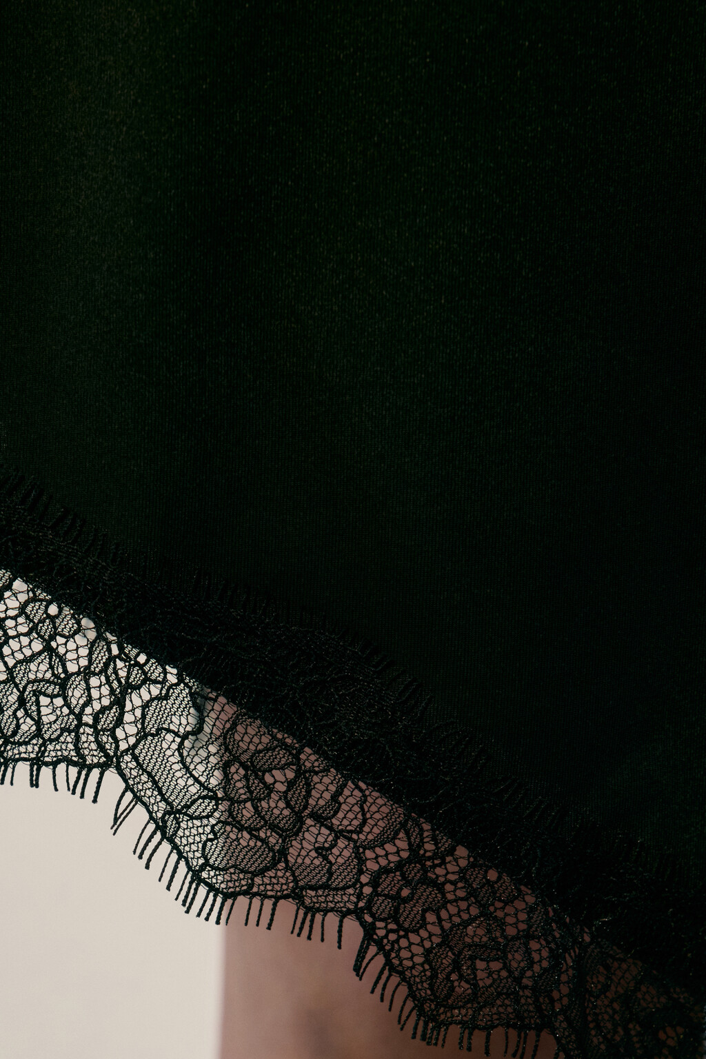 Юбка трикотажная асимметричная с кружевом - цвет черный - 6