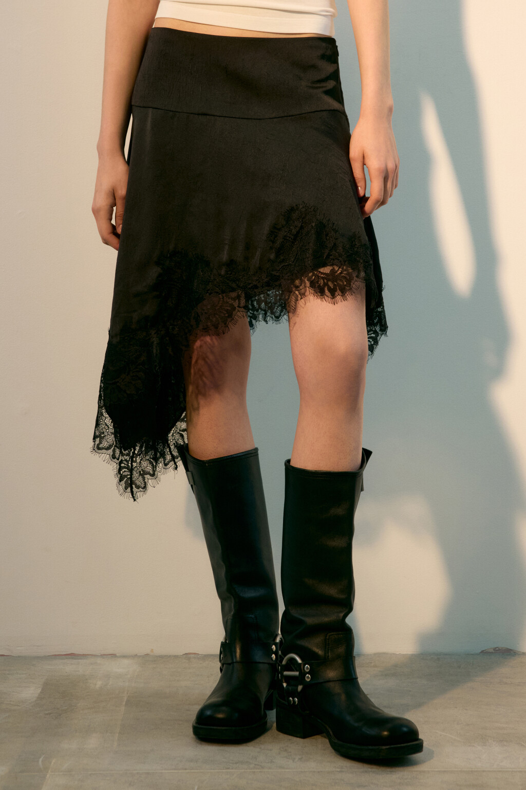 Юбка асимметричная с кружевом - цвет черный - 2