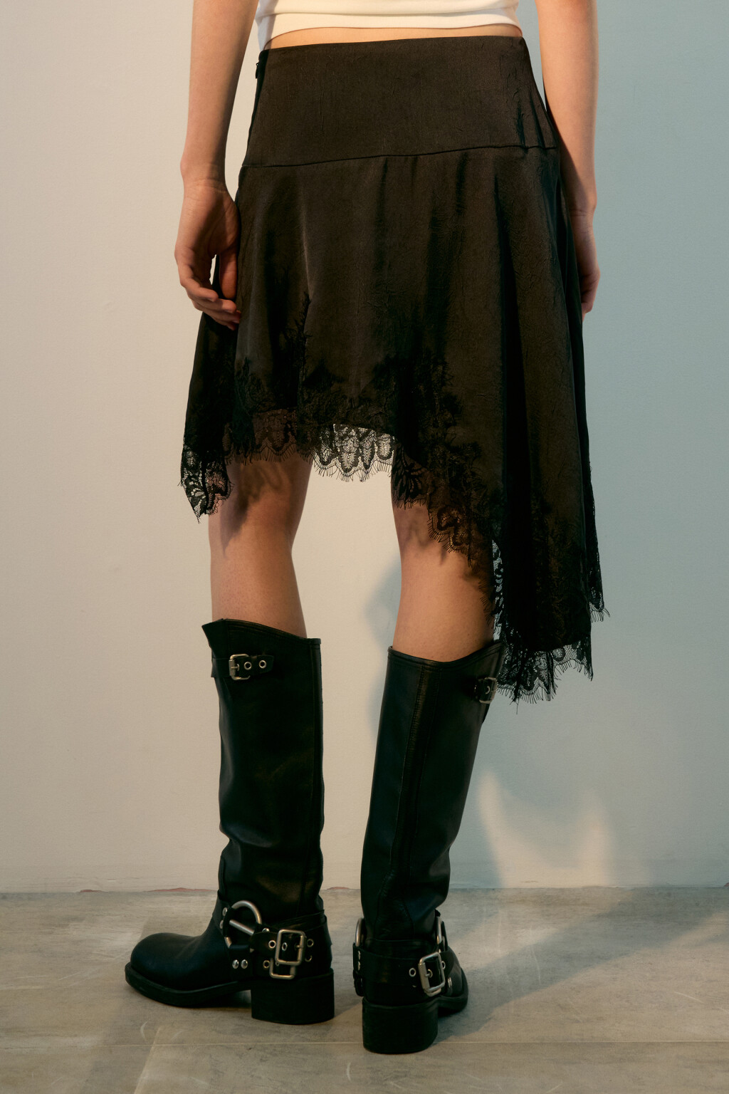Юбка асимметричная с кружевом - цвет черный - 3