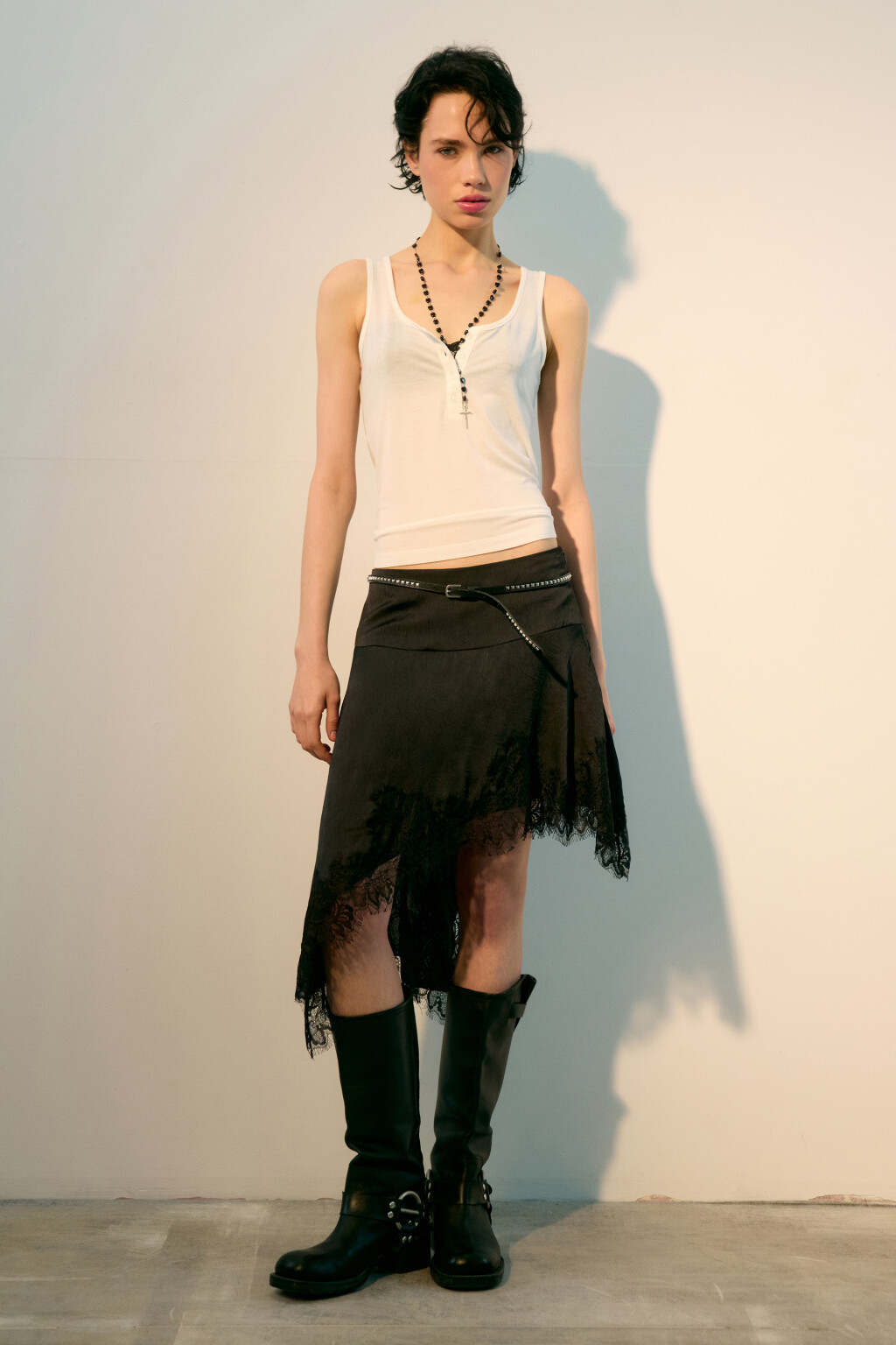 Юбка асимметричная с кружевом - цвет черный - 4