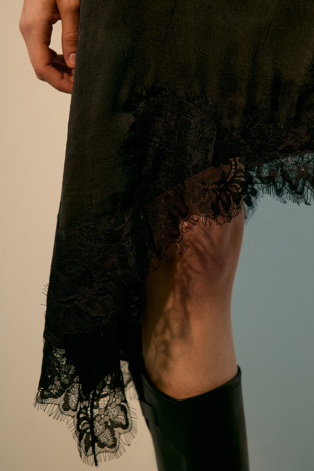 Юбка асимметричная с кружевом - цвет черный - 5