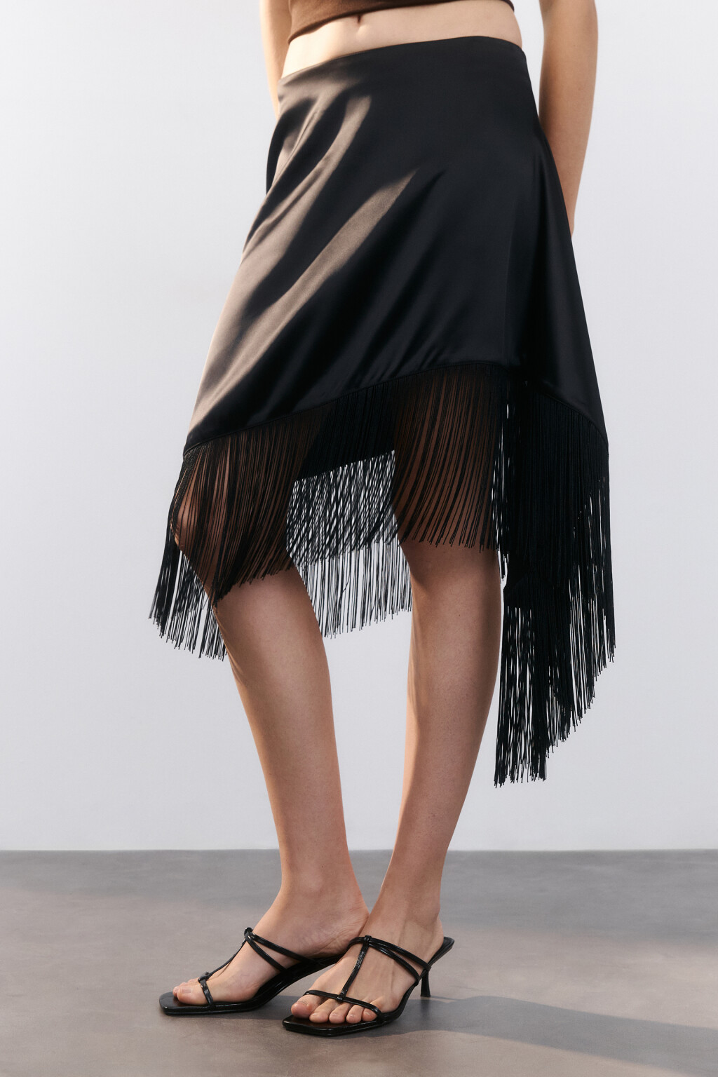 Юбка миди асимметричная с бахромой - цвет черный - 3