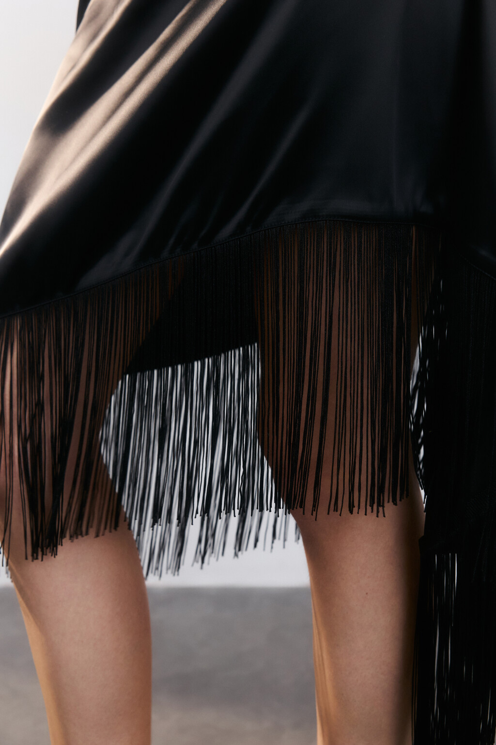 Юбка миди асимметричная с бахромой - цвет черный - 7