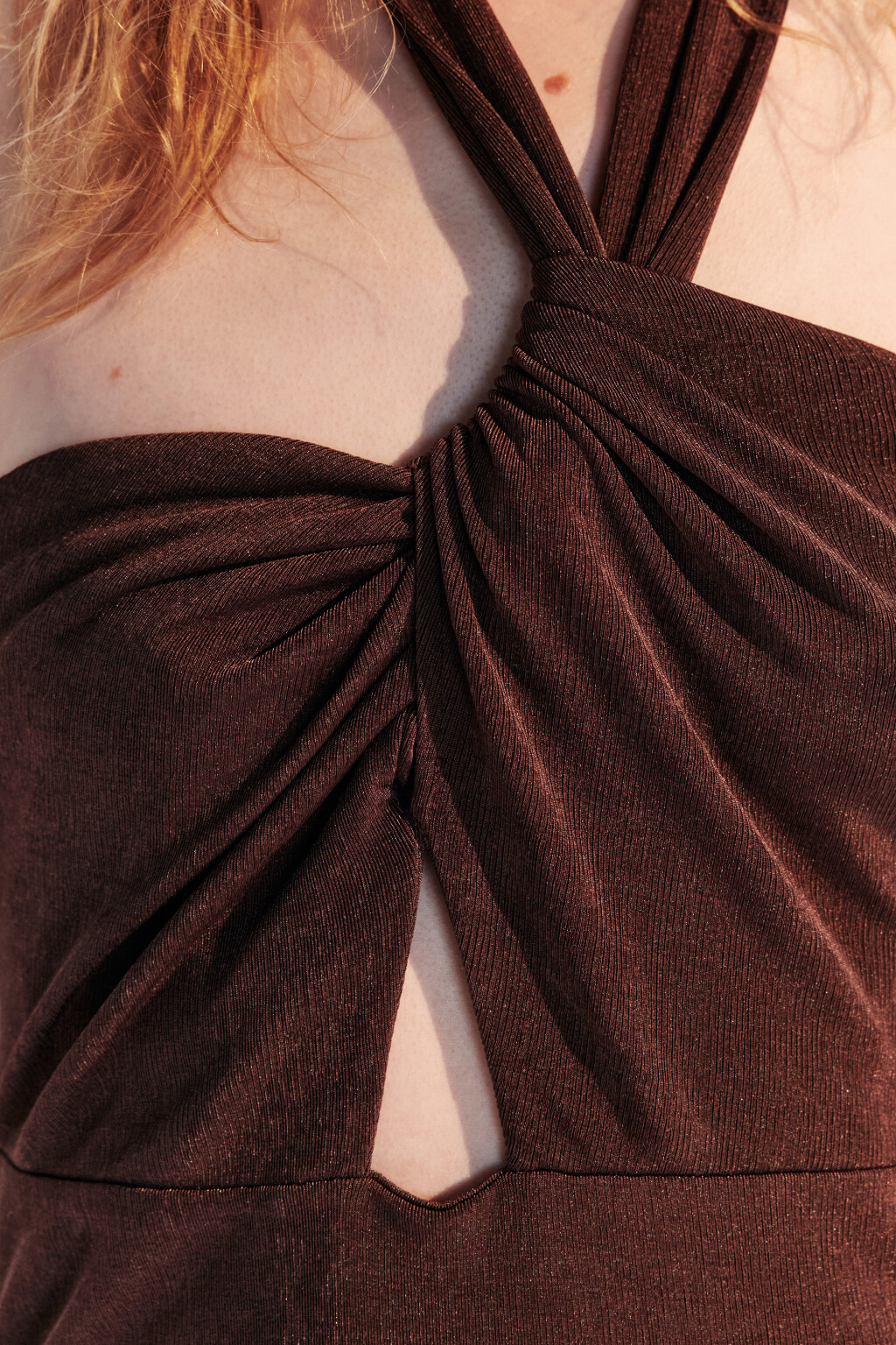 Платье макси с асимметричным лифом - цвет коричневый - 4